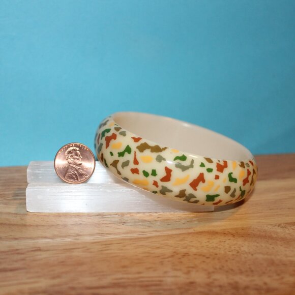 Vintage Acrylic Plastic Cuff Bracelet Earth Tones Browns Greens Yellows - Picture 2 of 4